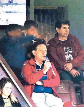  ?? RAFAEL PACHECO ?? Le fue bien a Vladimir en el palco porque Carlos Watson le dio los consejos para ganar el partido.