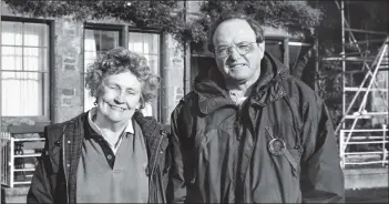  ?? B40twe01 ?? Audrey McArthur with actor James Bolam in front of her house Ivybank, or Harbour View as it has been renamed for the film The Missing Postman.