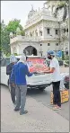  ?? SOURCED ?? Volunteers distributi­ng food to people suffering from Covid-19 and their families, in a hospital in the city.