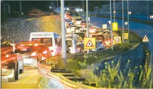  ??  ?? Traffic tailback on the Girne-Lefkoşa road