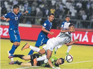  ??  ?? Una jugada que pudo cambiar el rumbo del partido en el primer tiempo. Clara falta de Derby Carrillo contra Anthony Lozano no sancionada.