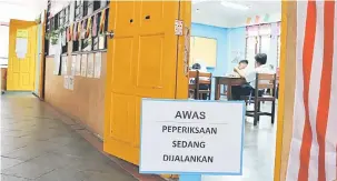  ??  ?? LANCAR: Seramai 124 calon Ujian Pencapaian Sekolah Rendah, Sekolah Kebangsaan Dato Traoh di Kota Samarahan mula memasuki bilik peperiksaa­n.