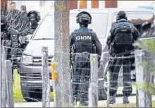  ??  ?? Des membres du GIGN, le 2 décembre à Auros.