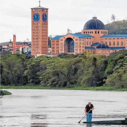  ??  ?? 1. Santuário.
Pescador Sérgio Mota no Rio Paraíba, onde imagem foi encontrada
2. Cliques.
Fiéis oram e fotografam escultura original de Nossa Senhora Aparecida
3. Devoção.
Grupo de romeiros segue em direção ao santuário