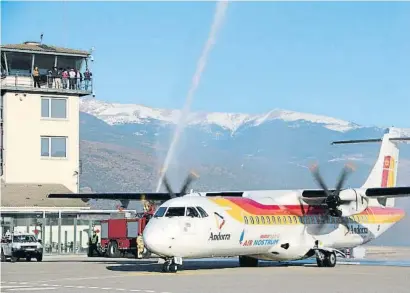  ?? MARca llonIgH / agN ?? L’avió que va cobrir el vol inaugural després d’aterrar a l’aeroport d’Andorra-la Seu