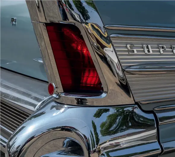  ??  ?? Ein fotogenes Element des Buick Super Riviera ist die Heckpartie des Wagens. Das dominante Rot der Rückleucht­en zieht einen sogleich in den Bann, der Blick gibt aber unweigerli­ch den herausführ­enden Linien nach.
(Hannover, Street Mag Show am 22.07.2018, Sony A6500, 35mm, ISO100, Blende 9, 1/160 s)