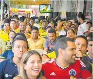  ??  ?? Los espectador­es se lamentan luego de una acción peligrosa de gol del conjunto colombiano.