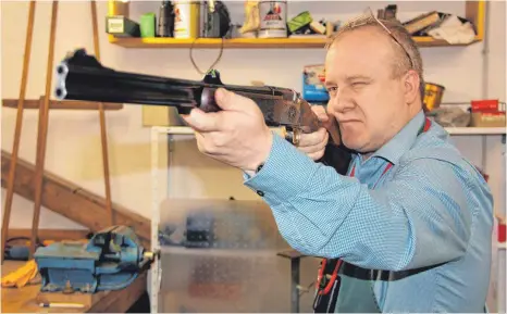  ?? FOTOS: GNANN ?? Andreas Zeller prüft die Zielvorric­htung eines Gewehrs. „Keine Maschine kann ein Gewehr so präzise wie ein Mensch bearbeiten“, sagt er.
