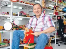  ??  ?? Darío William Pamplona se dedica a elaborar juguetes en madera.