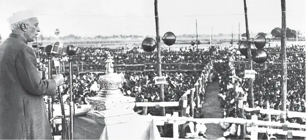  ?? ?? Prime Minister Jawaharlal Nehru addresses a public meeting at Nalanda district in Bihar, on January 12, 1957.
