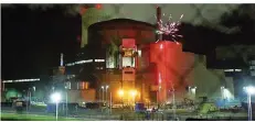  ?? FOTO: AFP ?? Aktivisten waren vor zwei Monaten auf das Gelände des lothringis­chen Atomkraftw­erks eingedrung­en und hatten dort ein Feuerwerk gezündet.