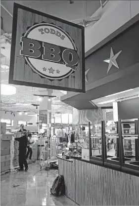  ?? RICK WOOD / RWOOD @JOURNALSEN­TINEL.COM ?? Fresh barbecue will be featured as well at the market. Most of the market’s specialty areas exist as stores within the store, each with its own brand.