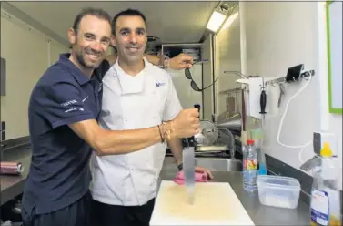  ??  ?? A CUCHILLO. Valverde posa con Lorenzo Pajares, cocinero del Movistar. El equipo prometió batalla.