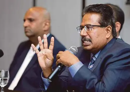  ?? PIC BY AZIAH AZMEE ?? Bestinet Sdn Bhd executive director Datuk Rathakrish­nan Vellaisamy (right) speaking at a media briefing in Petaling Jaya yesterday.