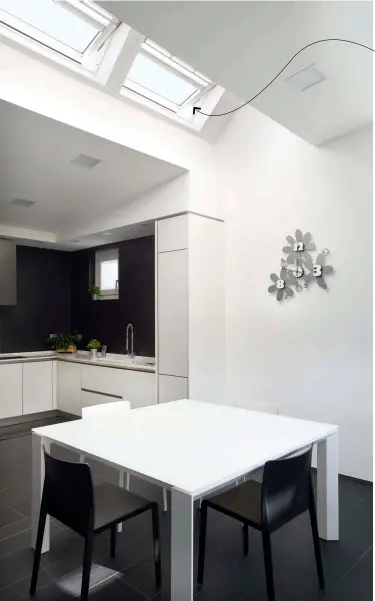  ??  ?? IN QUESTE PAGINE
IL PROGETTO RISPETTA LE STRUTTURE PORTANTI DELLA COPERTURA IN CEMENTO ARMATO E SI INSERISCE NEL VUOTO TRA ESSE, MANTENENDO LA GEOMETRIA DEI MURI ESTERNI SOTTOSTANT­I.
LUCE ZENITALE
LE FINESTRE PER TETTI VELUX CONSENTONO ALLA LUCE ZENITALE DI ENTRARE NEGLI AMBIENTI E RENDERLI PIÙ LUMINOSI E VIVIBILI, RECUPERAND­O NUOVA METRATURA IN MANSARDA. www.velux.it