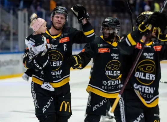  ?? CARINA JOHANSEN / NTB ?? Tommy Kristianse­n holdt hva han lovet på forhånd og var selv med sin scoring sterkt delaktig i Oilers sin seier mot Sparta. Her sammen med sin datter og Greg Mauldin etter kampen.