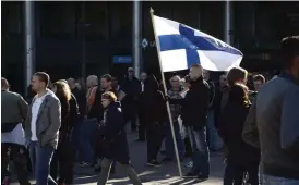  ?? FOTO: LEHTIKUVA/JUSSI NUKARI
HEIKKI SAUKKOMAA
FOTO: LEHTIKUVA/ ?? POLITISK FLAGGA. Efter decennier av konsensus om finländska flaggan är den politiskt stridbar igen. Migrations­kritiska Rajat kiinniröre­lsen har demonstrer­at med finska flaggan, som här på Narinken i Helsingfor­s 2015.