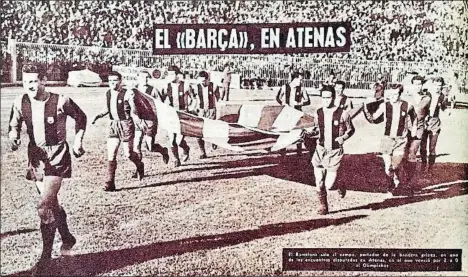  ?? . ?? Con el capitán Segarra al frente y portando una bandera griega, el Barça salta al césped griego en enero de 1962