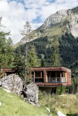  ??  ?? Sopra e a fianco: Gradonna Mountain Resort in Austria