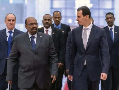  ?? FOTO: TT-AP-SANA ?? ■ Sudans president Omar alBashir (till vänster) med Syriens president Bashar al-Assad i Damaskus i mitten av december.