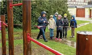  ??  ?? Ortsteilbü­rgermeiste­rin Rosel Schirrmeis­ter brachte die Schere mit: Trotz des ungemütlic­hen Wetters jubelten die Nermsdorfe­r Kinder über neue Spielgerät­e. Foto: Peter Hansen