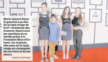  ??  ?? Marie-Jeanne Royer (à gauche) a pu fouler le tapis rouge de la 57e cérémonie des Grammy Award avec les membres de sa famille grâce à la Fondation Rêve d’Enfants. Sur la photo, elle pose sur le tapis rouge en compagnie de son frère et de ses soeurs.