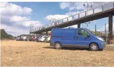  ?? FOTO: LH ?? Das Baufeld Bahnstadt-Westseite „haben die Bürger als Parkplatz erobert“, heißt es in der Politik. Derzeit lässt die Bahnstadt die Parker gewähren.