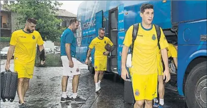  ?? FOTOS: PERE PUNTÍ ?? Los blanquiazu­les, liderados por el técnico Rubi, ya están en la Vall d’en Bas. Los capitanes Javi López, David López y Sergio García, junto a Borja Iglesias, listos para empezar