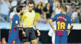  ?? FOTO: SIRVENT ?? Messi y Alba protestan a Sánchez Martínez en la vuelta de la Supercopa (2-0)