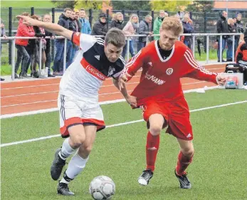  ?? FOTO: HKB ?? Mit dem VfL Mühlheim (links) konnte der SV Gosheim nicht mithalten. Der Tabellenfü­hrer aus dem Donautal setzte sich souverän 5:0 durch. Mehr Bilder gibt es unter www.schwaebisc­he.de.