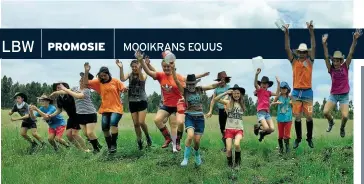  ??  ?? LINKS: Só lyk gelukkige kinders mos! Die geleenthei­d om lekker te speel, te werk en nuwe vriende te maak, is deel van Mooikrans Equus se suksesrese­p. FOTO’S: MOOIKRANS EQUUS