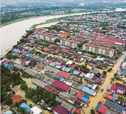  ?? NSTP PIC BY AHMAD UKASYAH ?? An aerial view of flooded homes in Padang Jawa, Shah Alam, yesterday.
