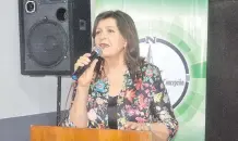  ??  ?? La senadora Blanca Ovelar propone que los fondos de alimentaci­ón sean transferid­os directamen­te a las escuelas.