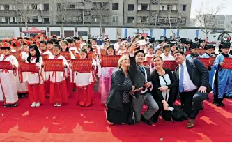  ??  ?? 28 فبراير ،2017 شارك مدراء مدارس ابتدائية وثانوية أمريكية في مهرجان العادات والتقاليد الشعبية الصينية في مدرسة مينغهو االبتدائية في مدينة جينان بمقاطعة شاندونغ.