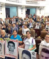  ??  ?? RECLAMO. Padres de los 43 normalista­s de Ayotzinapa tomaron las tribunas del Congreso capitalino y de San Lázaro.