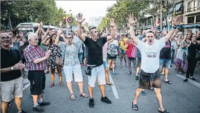  ?? LLIBERT TEIXIDÓ ?? Vecinos de la Barcelonet­a cortaron ayer la avenida Joan de Borbó