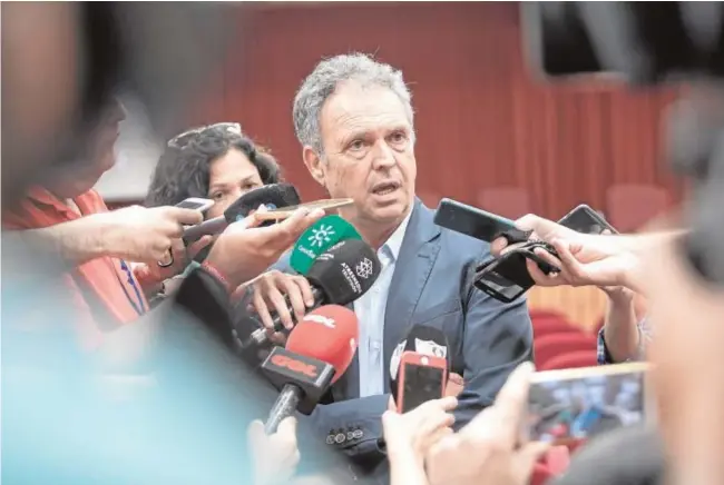  ?? VANESSA GÓMEZ ?? Joaquín Caparrós, durante su atención a los medios en la clausura del Máster de Periodismo Deportivo de la US, el pasado jueves