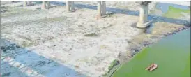  ?? HT PHOTO ?? Graves on banks of Ganga at Phaphamau in Prayagraj.