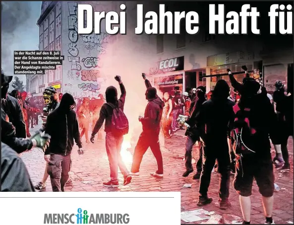  ??  ?? In der Nacht auf den 8. Juli war die Schanze zeitweise in der Hand von Randaliere­rn. Der Angeklagte mischte stundenlan­g mit.