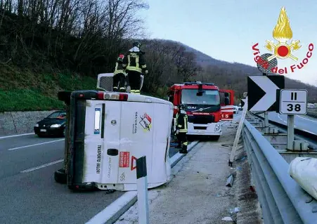  ??  ?? BloccatiI portavalor­i sorpresi ieri mattina dai banditi tra tante auto di passaggio(Vigili del fuoco)