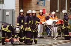  ?? Foto: Ohlig, dpa Archiv ?? Die Rettungskr­äfte am Tatort trafen auf bewusstlos­e Opfer mit großen blutenden Wunden, ein Bombenspli­tter tötete ein ungeborene­s Baby.