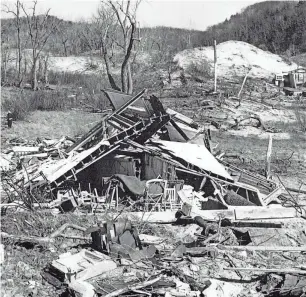  ?? CAROLYN MUYSKENS/HOLLAND SENTINEL ?? The wreckage of the Saugatuck lighthouse, destroyed by a smaller F3 tornado on April 3 that was part of the same outbreak as the Hudsonvill­e tornado.