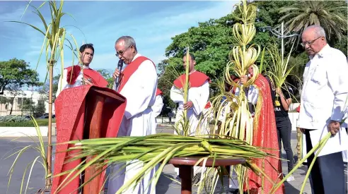  ?? KELVIN MOTA ?? Los sacerdotes leyeron pasajes bíblicos, recordando la entrada de Jesús a Jerusalén.