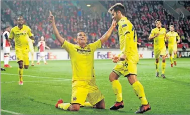  ??  ?? TRIUNFADOR. Bacca hizo el 0- 1 y fue felicitado por sus compañeros como en el Wanda Metropolit­ano.