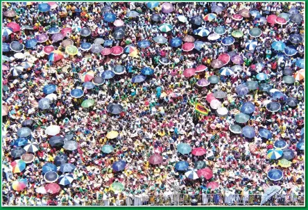  ?? Picture: Presidenti­al Communicat­ions ?? An aerial view of the crowd that thronged Epworth High School during the launch of the campaign programme for the upcoming by-elections
ZANU PF slated for March 26. —