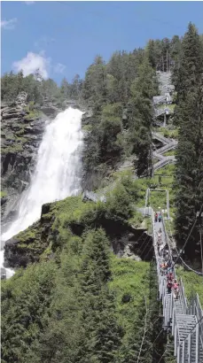  ?? FOTOS: MENDELIN ?? Eine Treppensta­hlkonstruk­tion verläuft parallel zum Wasserfall.