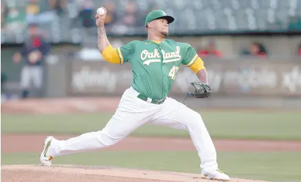  ??  ?? • Frankie Montas, lanzador de los Atléticos de Oakland, lanza en el primer inning del juego ante los Tigres de Detroit.