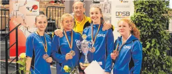  ?? FOTO: PRIVAT ?? Anna Waurick (rechts) gewann bei den Deutschen Meistersch­aften Silber, Johanna Kneer (Zweite von rechts) und Nikita Woitas (Zweite von links) holten Bronze. Mit Diana Bukina (links) wurde das KJC-Team von Trainer Günter Mohr ebenfalls Dritter.