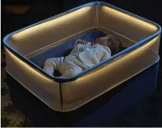  ?? Foto: Ford ?? Max Motor Dreams heißt diese Erfindung des Autobauers Ford. Es ist ein Baby Bett chen, das eine Autofahrt simuliert.