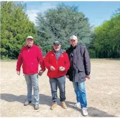  ?? ?? Christophe Delorme et Jean-Philippe Francescat­ti ont créé l’associatio­n la Pétanque de Bourg-le-Comte.